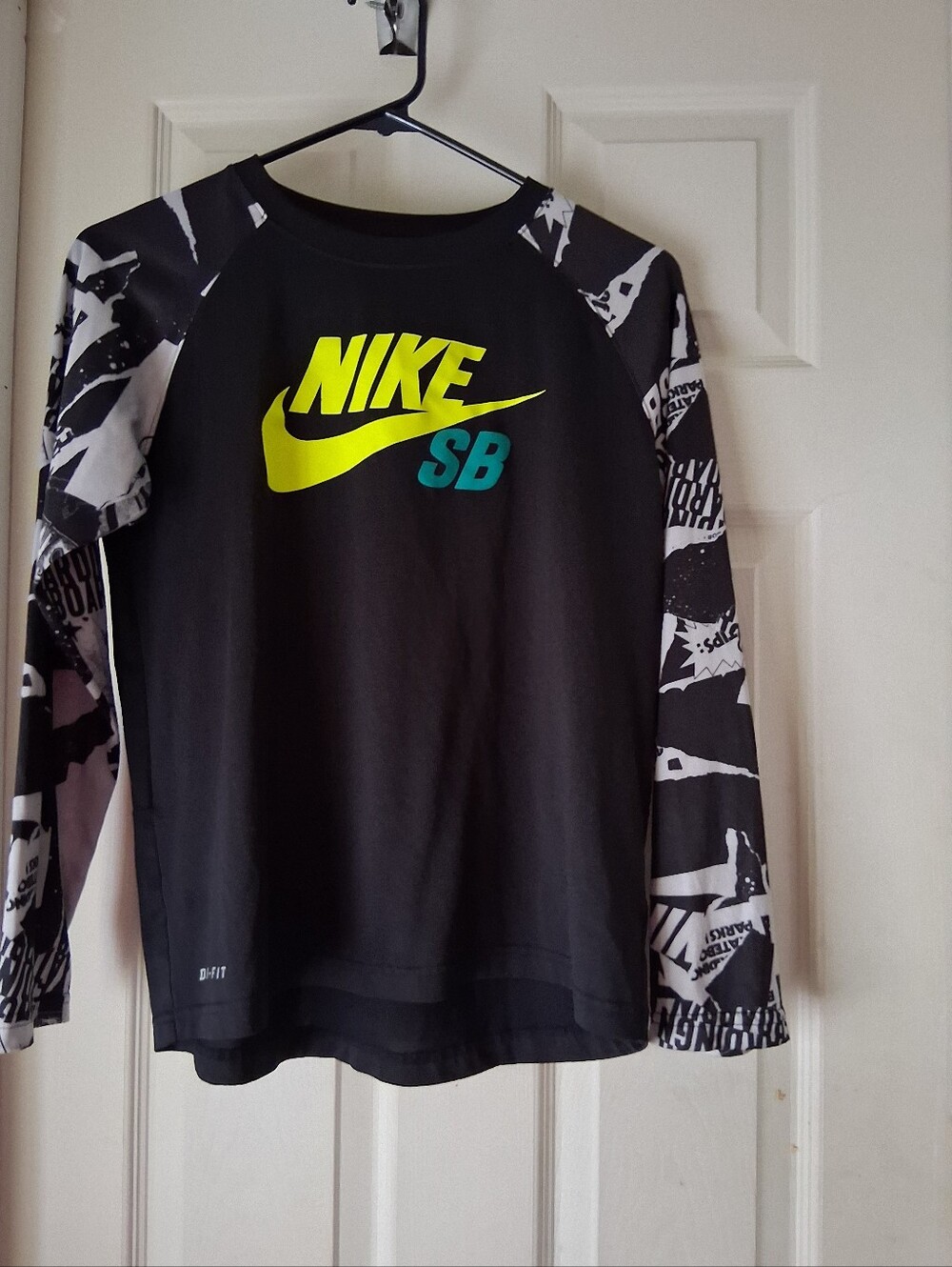Nike Long Sleeve SB swoosh Boys Size XL 13-15 Year Boys